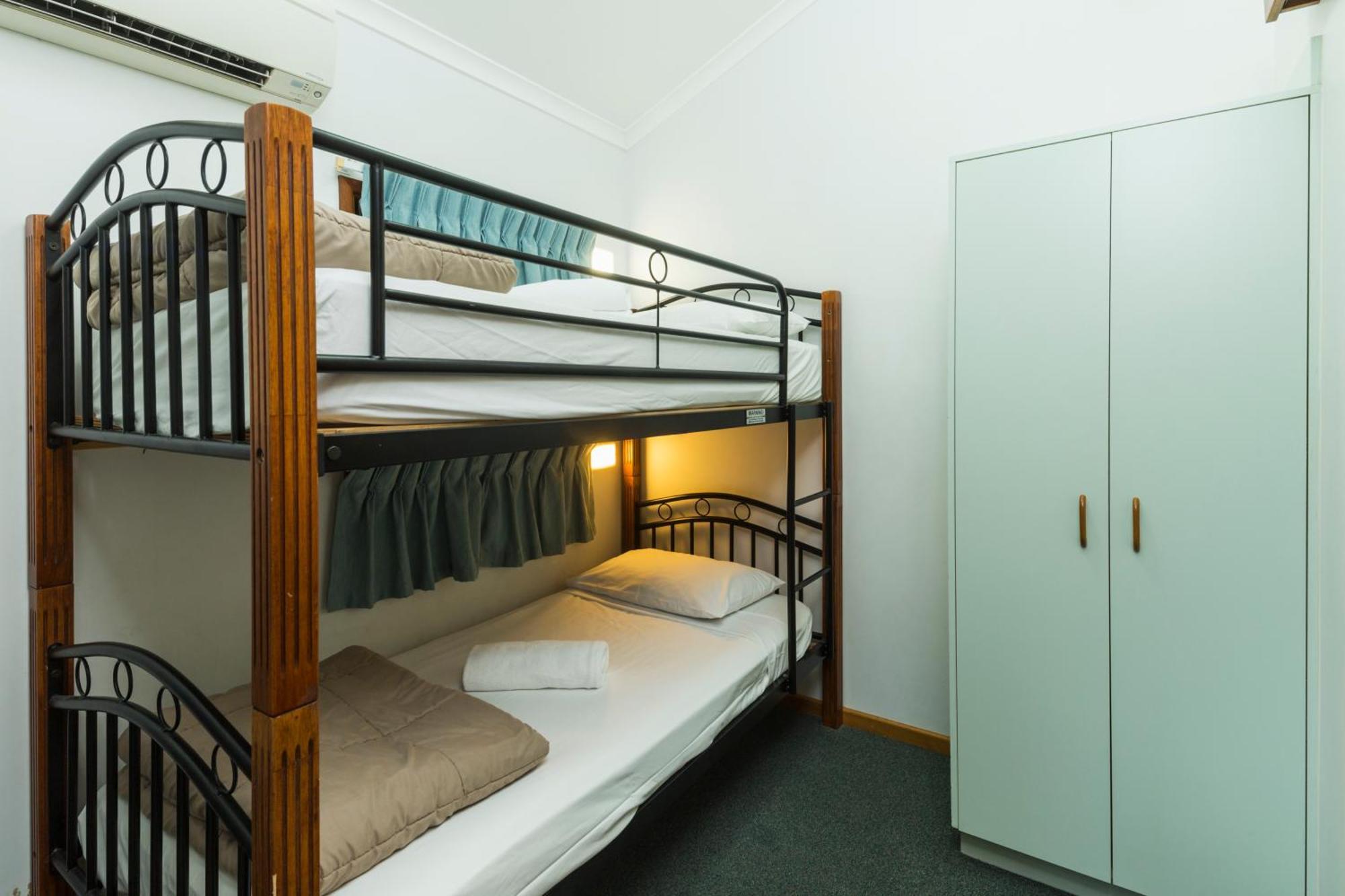 Ingenia Holidays Cairns Coconut الغرفة الصورة A bunk bed
