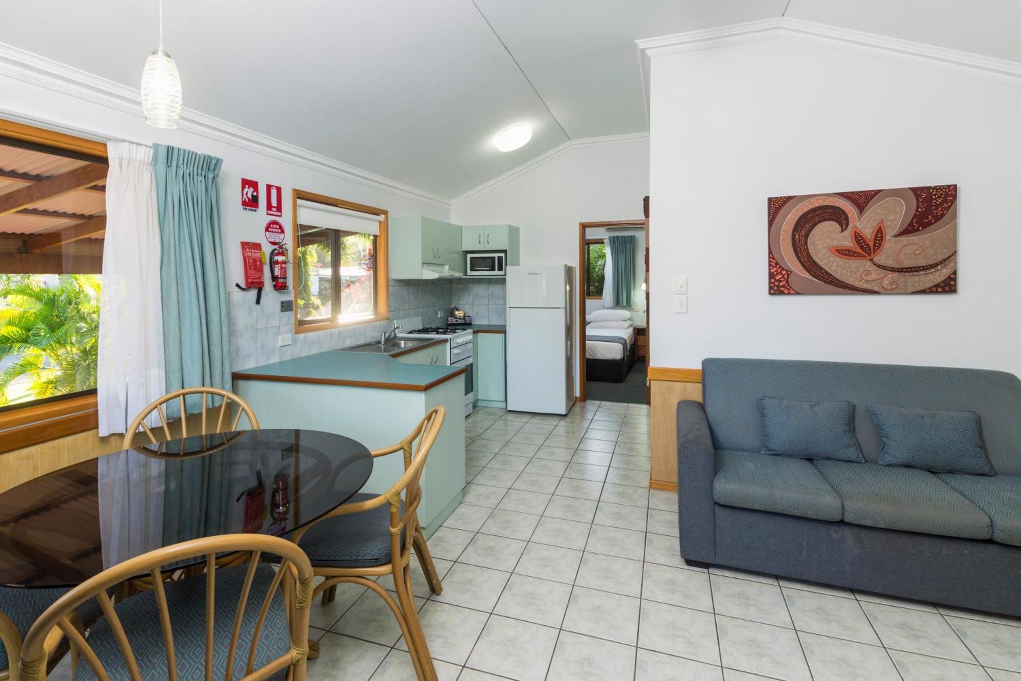 Ingenia Holidays Cairns Coconut الغرفة الصورة A typical two-bedroom villa at a holiday park