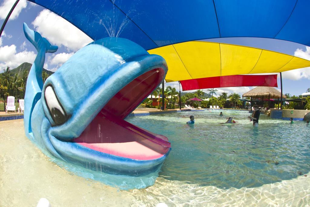 Ingenia Holidays Cairns Coconut المظهر الخارجي الصورة The whale fountain at Wet 'n' Wild