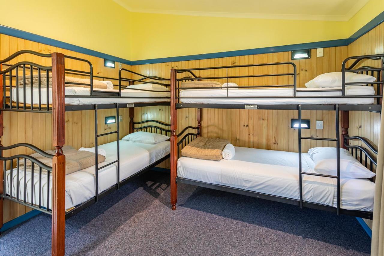 Ingenia Holidays Cairns Coconut المظهر الخارجي الصورة A typical room at a backpackers' hostel in Australia